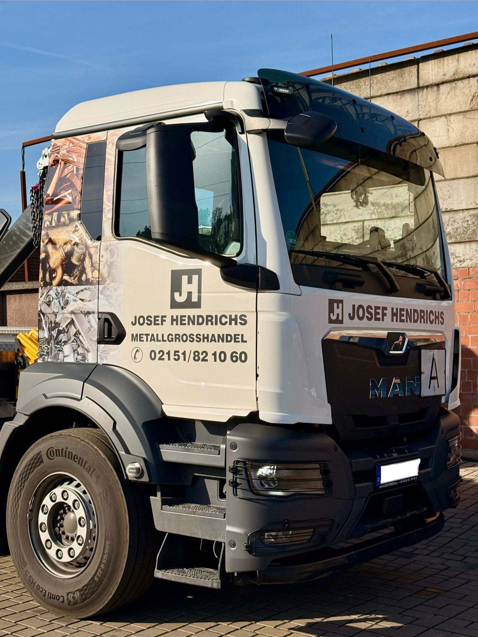 LKW von Josef Hendrichs Metallgroßhandel mit Firmenbeschriftung